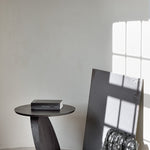 Oblic side table - varnished teak - black - round White Cliff Studio Side Table