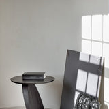 Oblic side table - varnished teak - black - round White Cliff Studio Side Table
