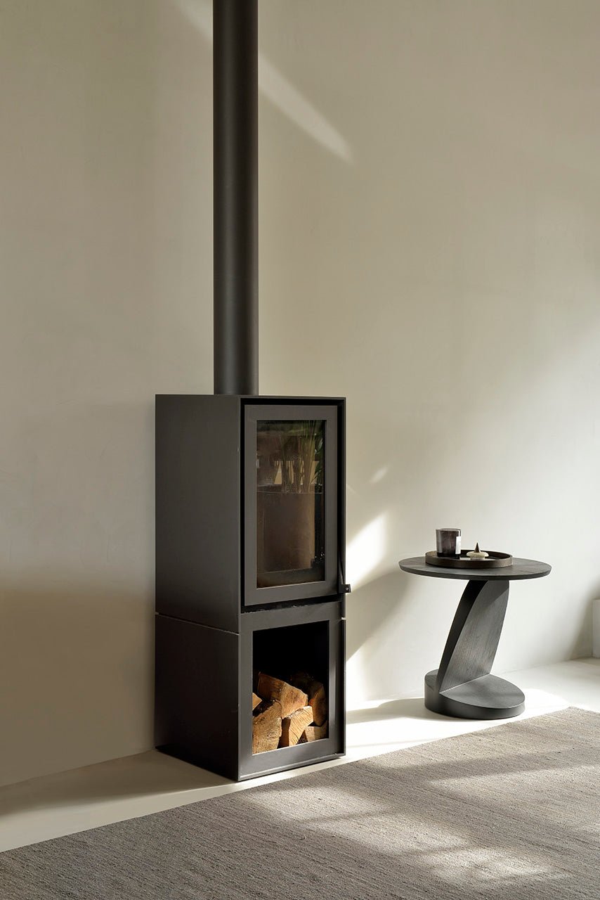 Oblic side table - varnished teak - black - round White Cliff Studio Side Table