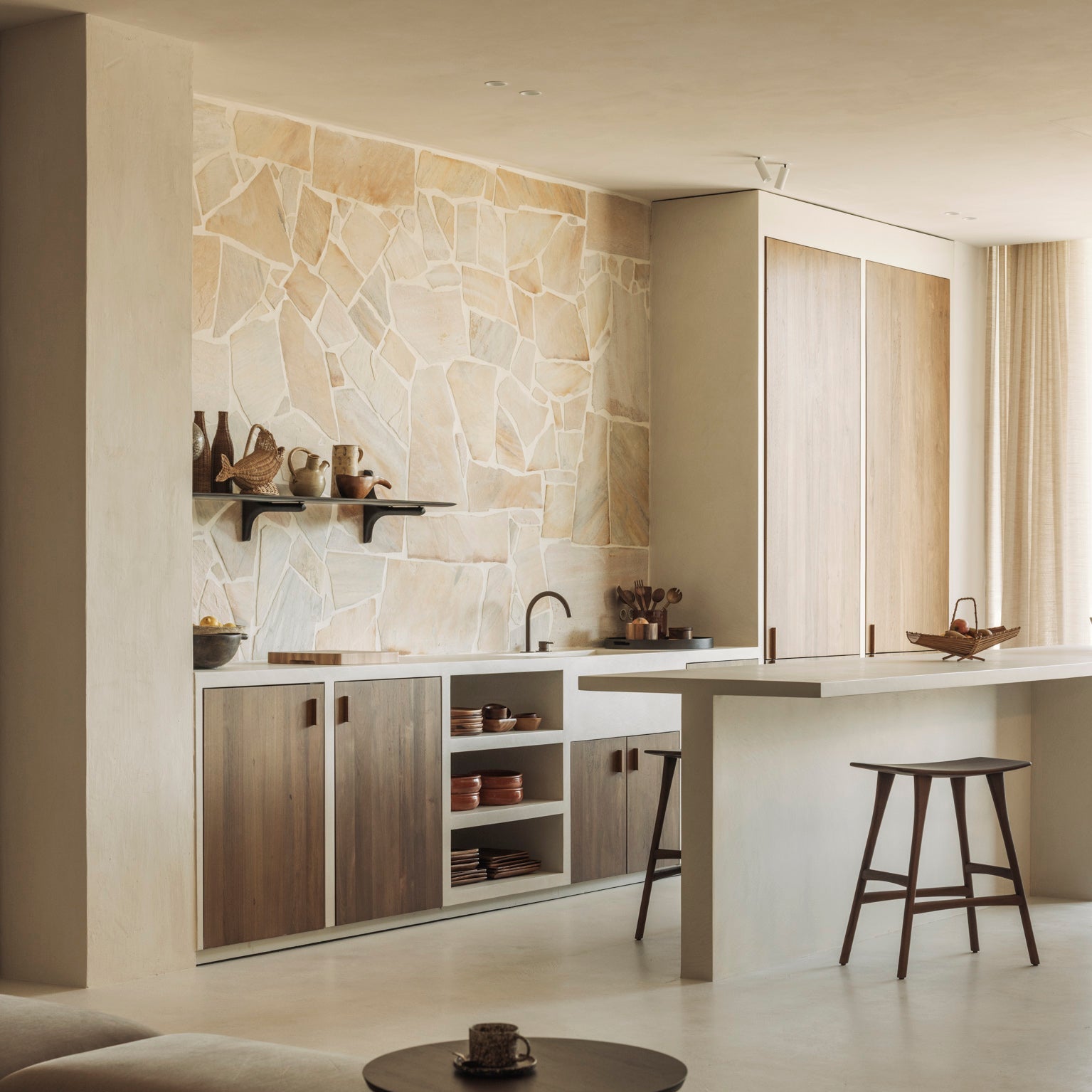 Oblic side table - varnished teak - brown - round White Cliff Studio Side Table