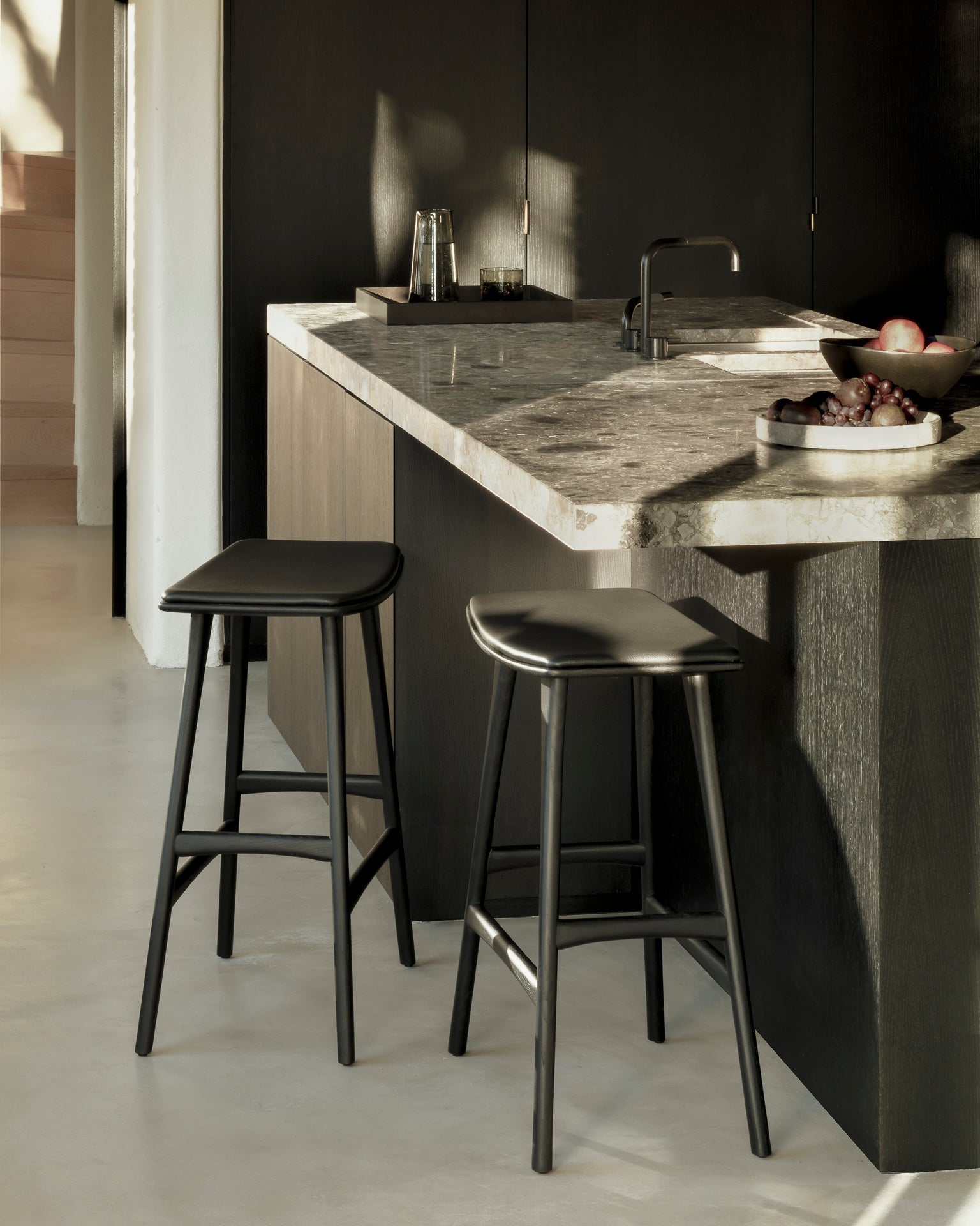 Osso counter stool - varnished oak - black - Black leather White Cliff Studio Counter Stool
