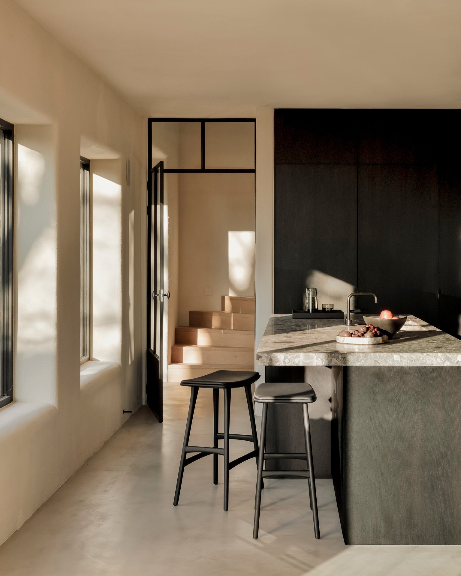 Osso counter stool - varnished oak - black - Black leather White Cliff Studio Counter Stool