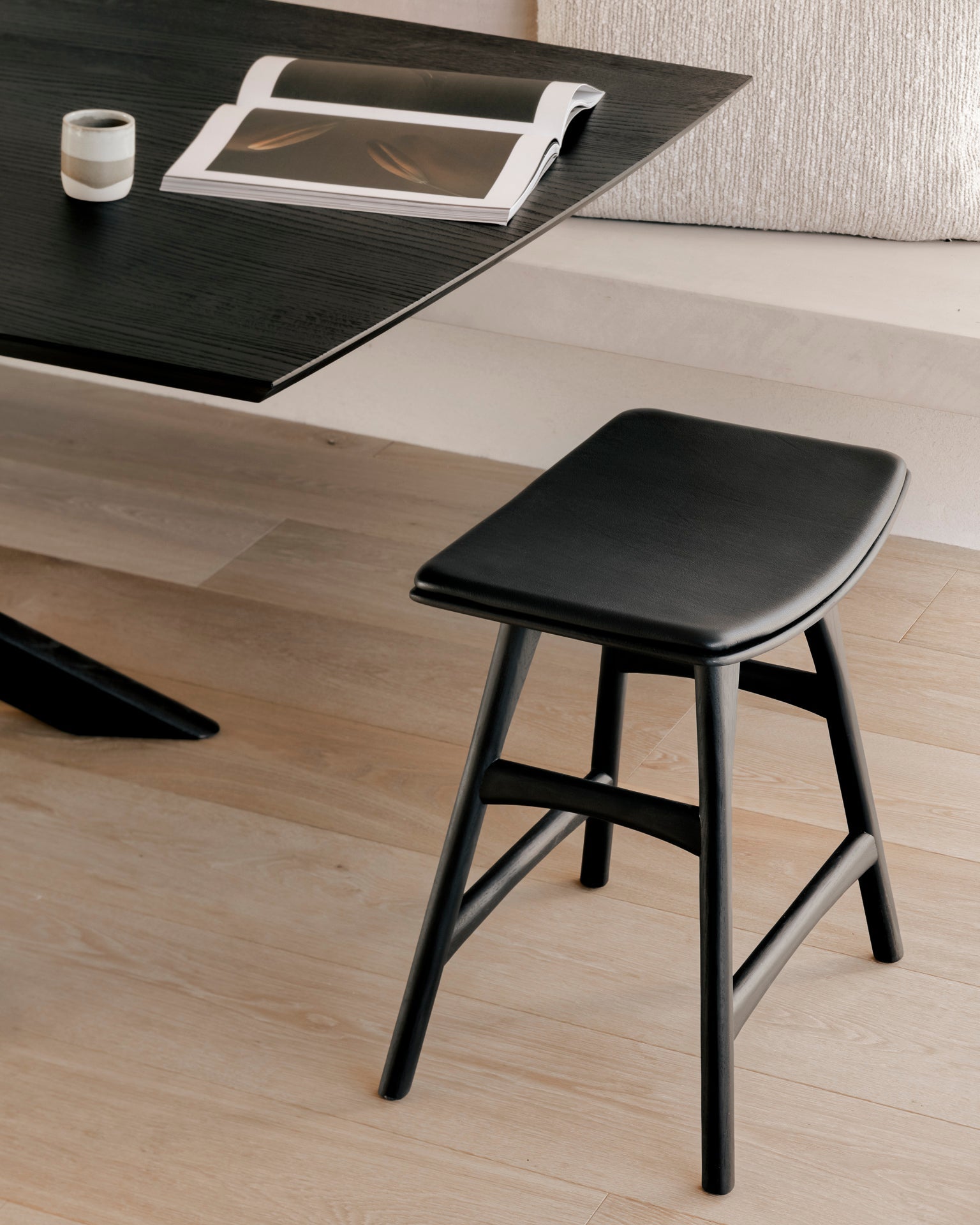 Osso stool - varnished oak - black - Black leather White Cliff Studio Stool