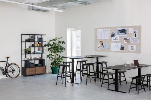 Osso stool - varnished oak - black - Black leather White Cliff Studio Stool