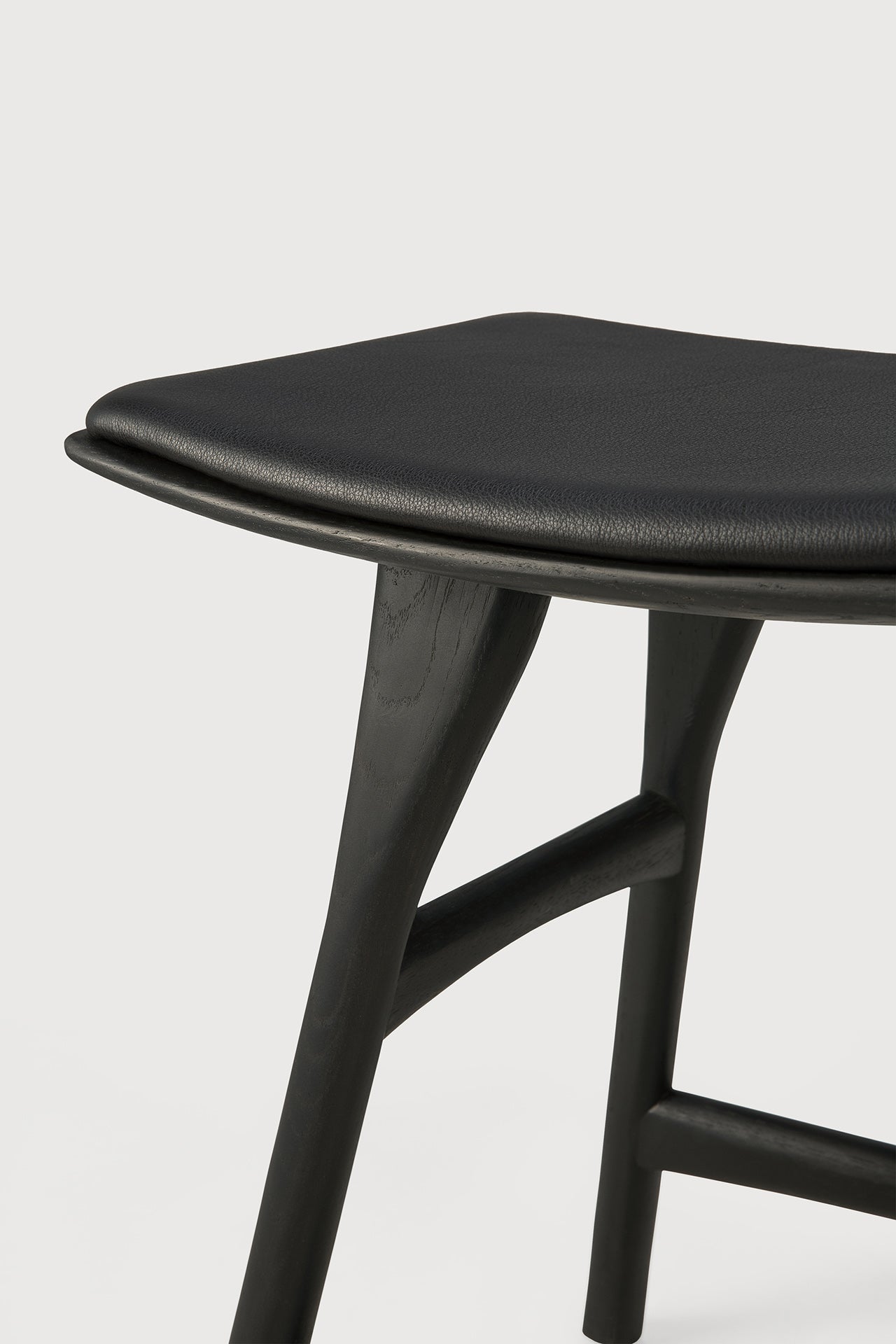 Osso stool - varnished oak - black - Black leather White Cliff Studio Stool