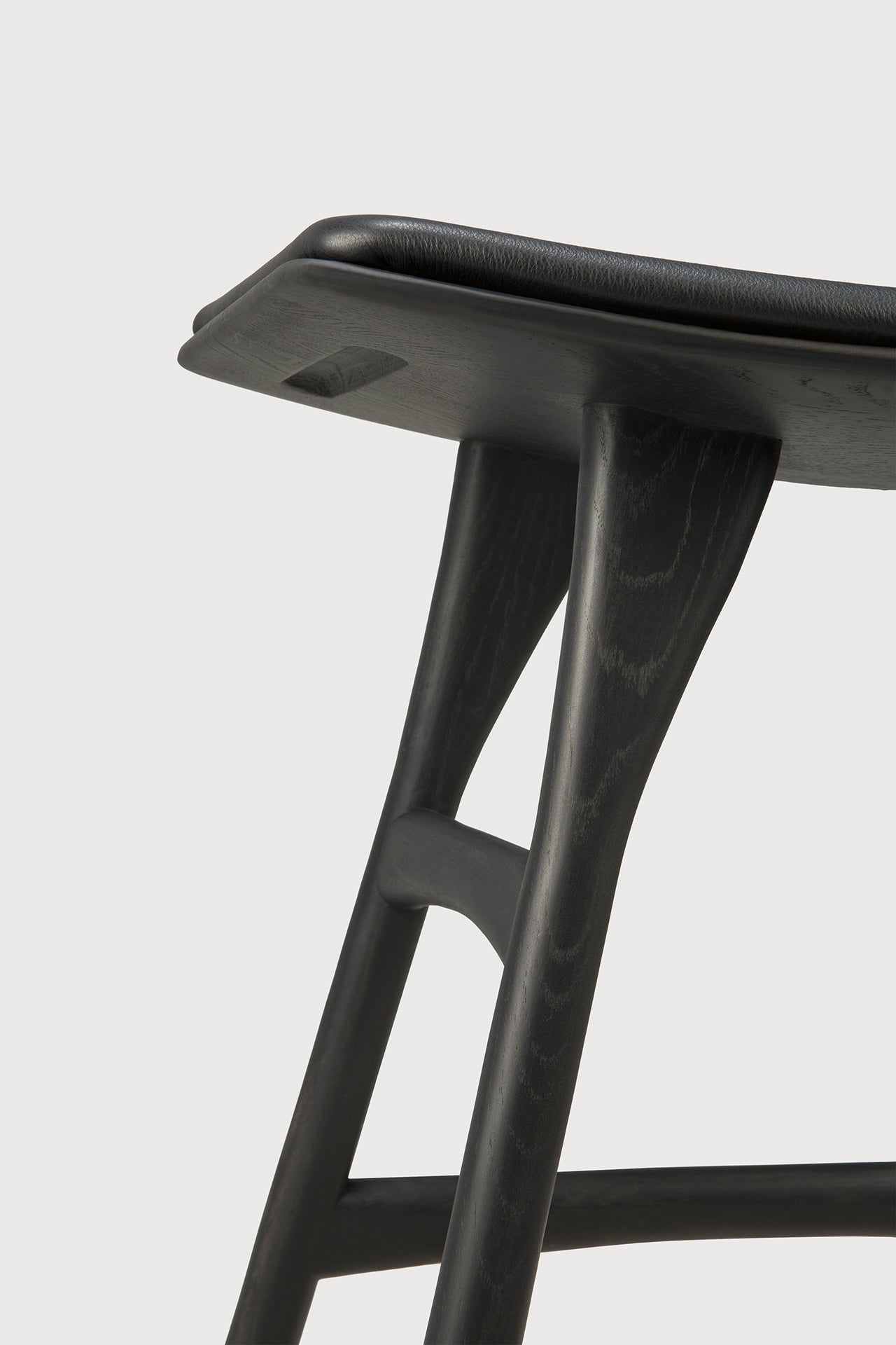 Osso stool - varnished oak - black - Black leather White Cliff Studio Stool