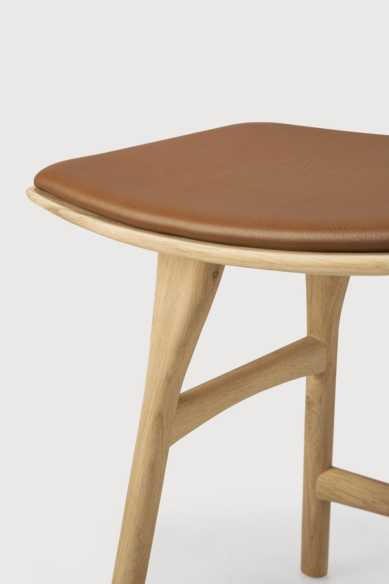 Osso stool - varnished oak - Cognac leather White Cliff Studio Stool