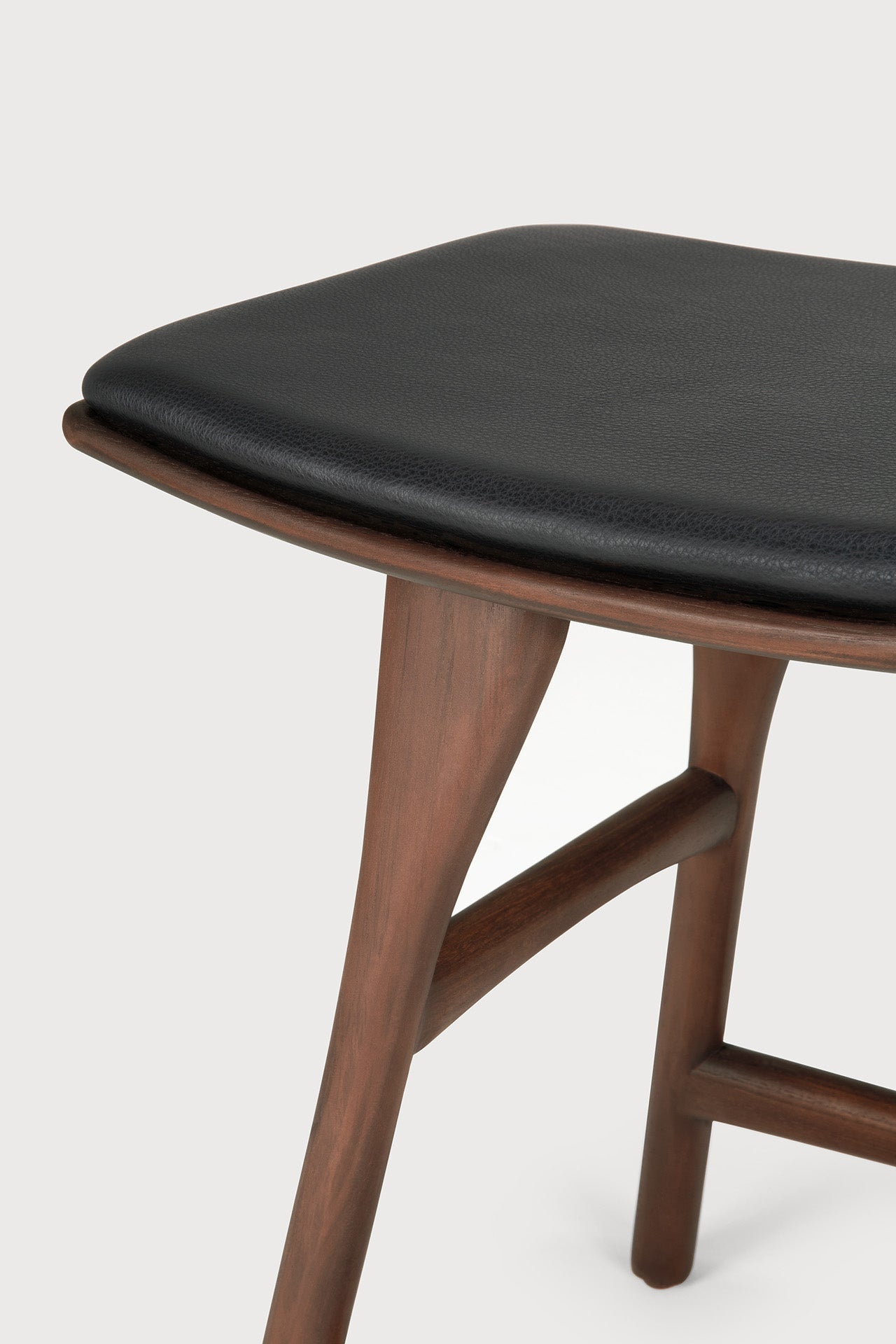 Osso stool - varnished teak - brown - Black leather White Cliff Studio Stool