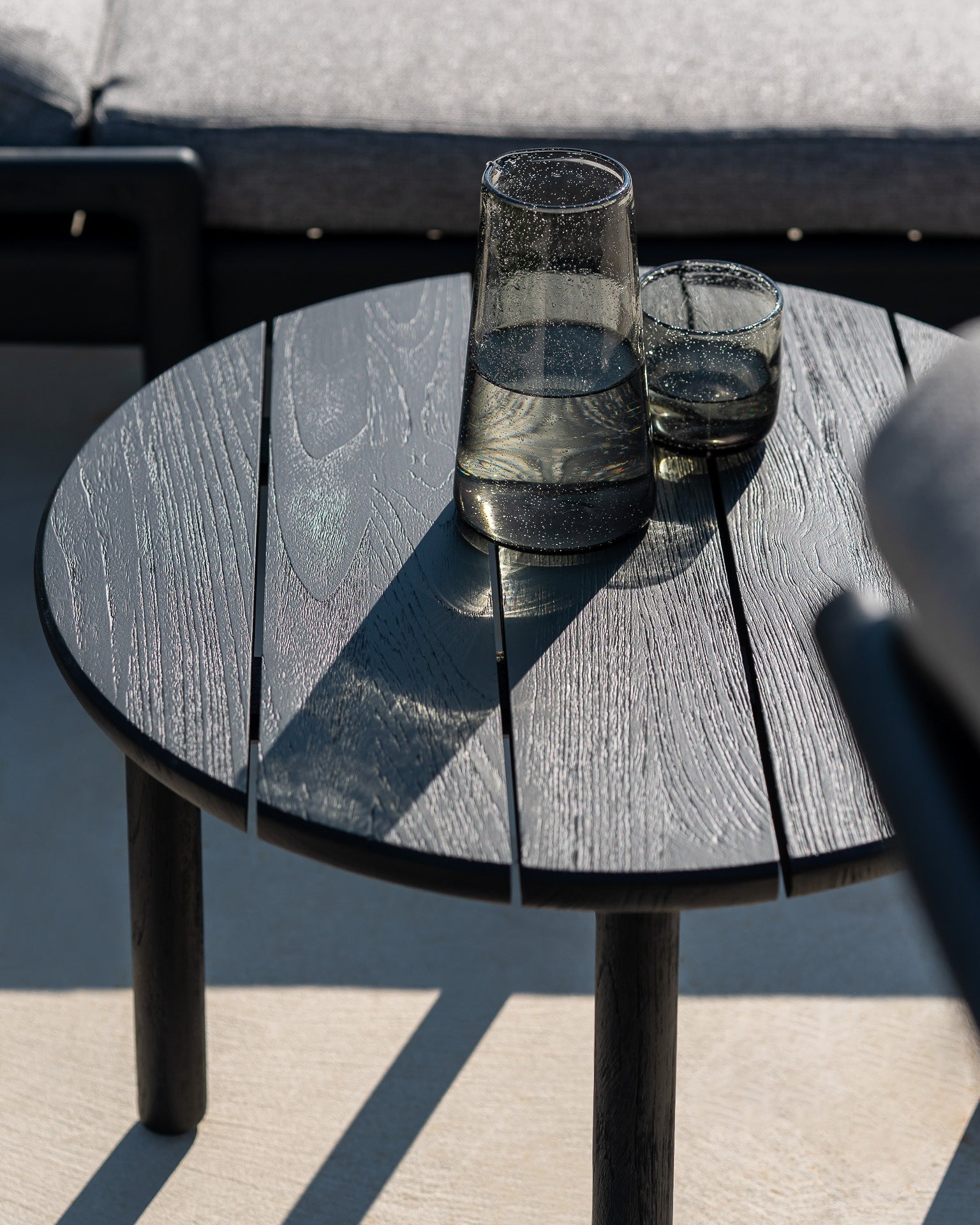 Quatro outdoor side table - varnished teak - black - round White Cliff Studio Outdoor Side Table