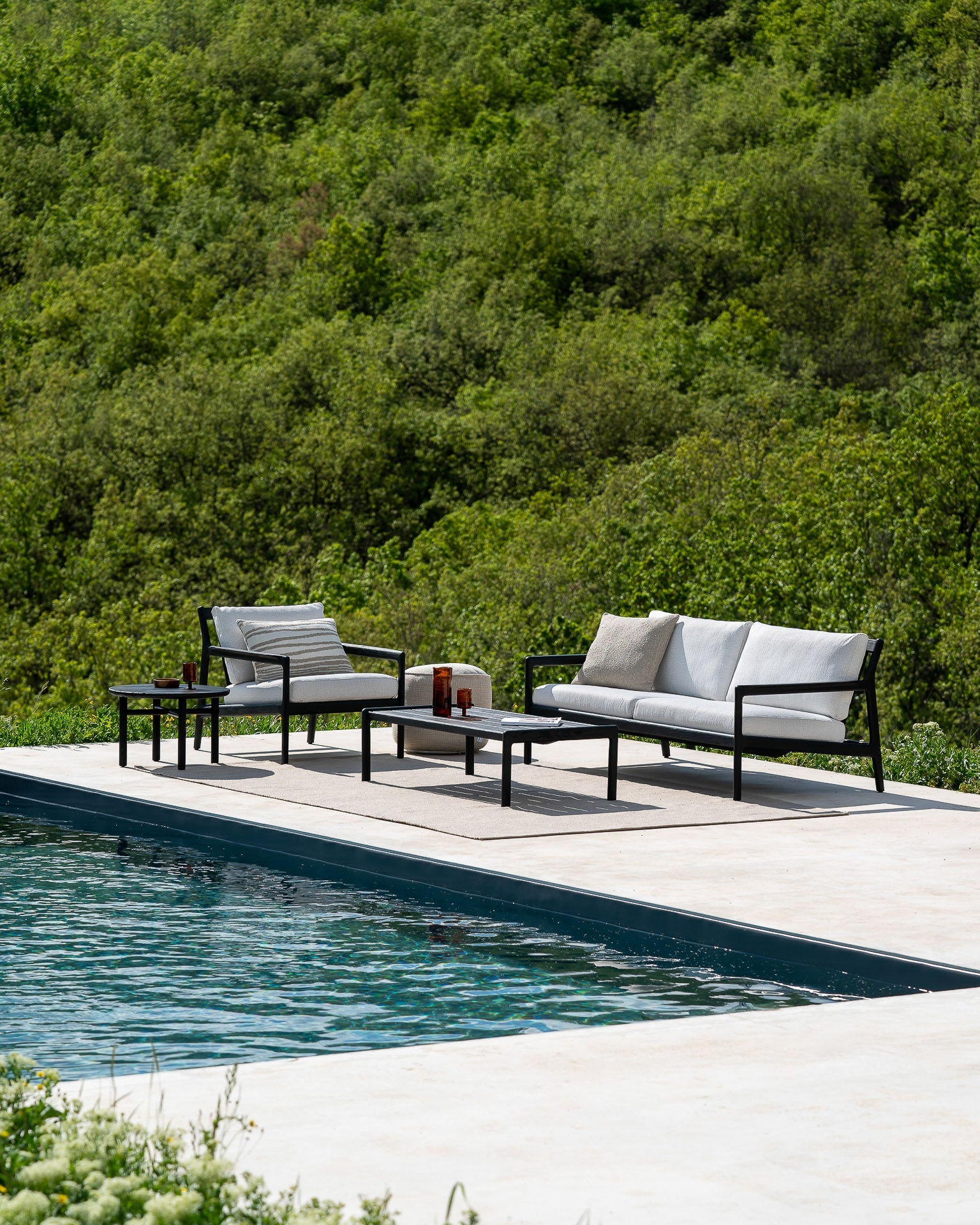 Quatro outdoor side table - varnished teak - black - round White Cliff Studio Outdoor Side Table