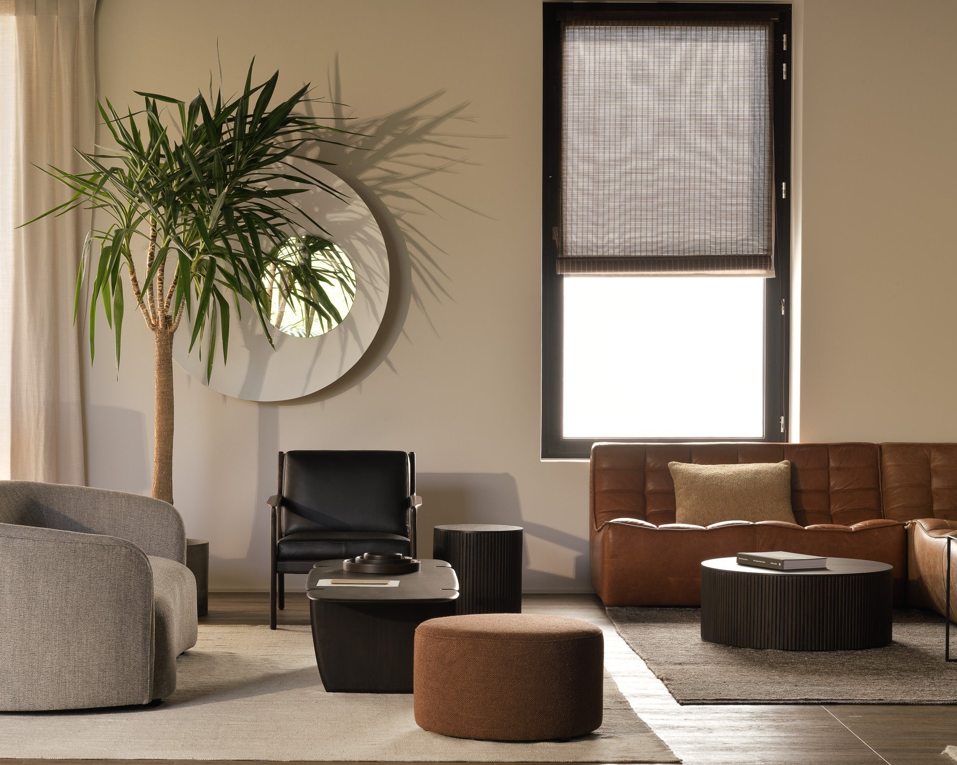 Roller Max coffee table - varnished mahogany - dark brown - round - removable cover White Cliff Studio COFFEE TABLE