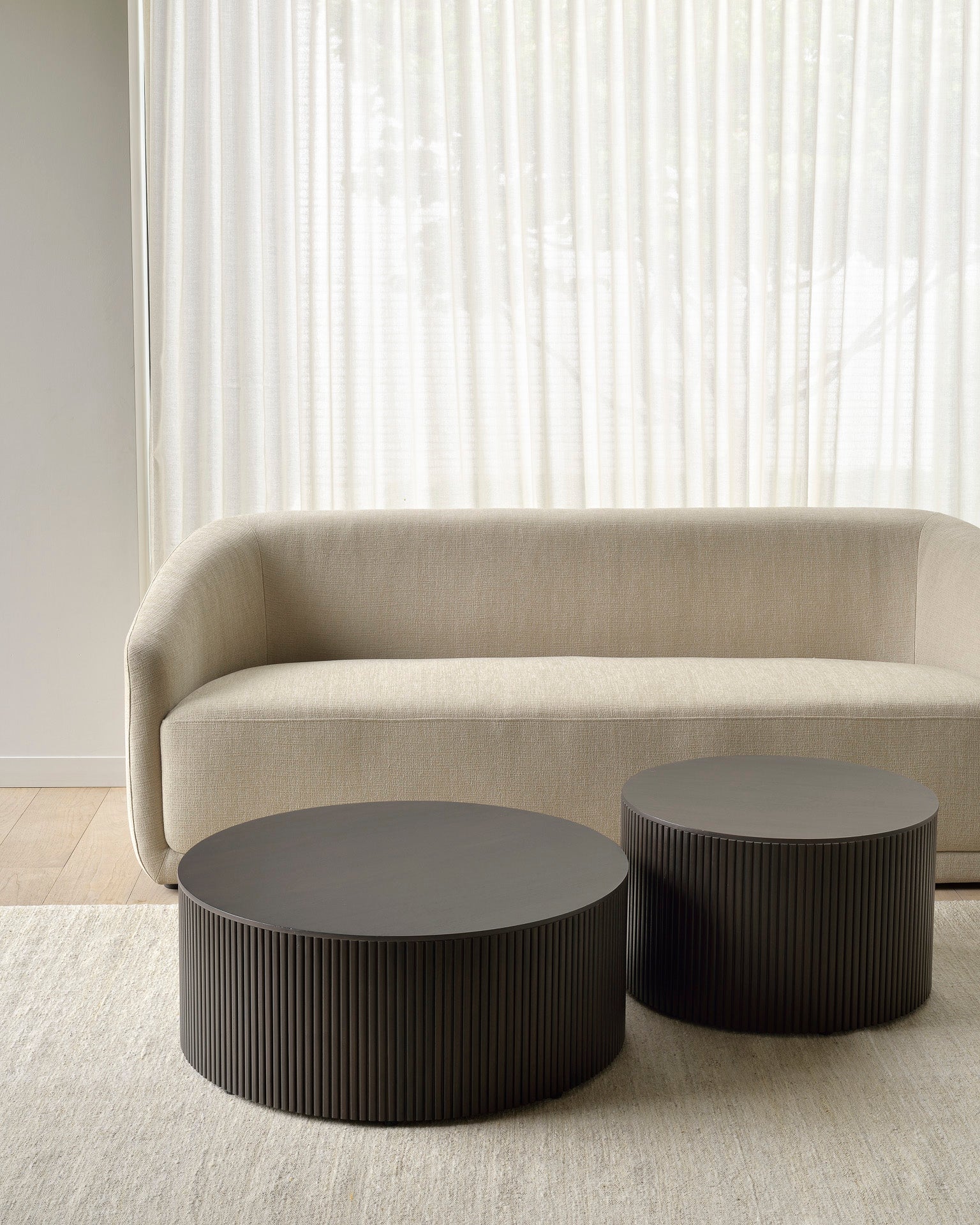 Roller Max coffee table - varnished mahogany - dark brown - round - removable cover White Cliff Studio COFFEE TABLE