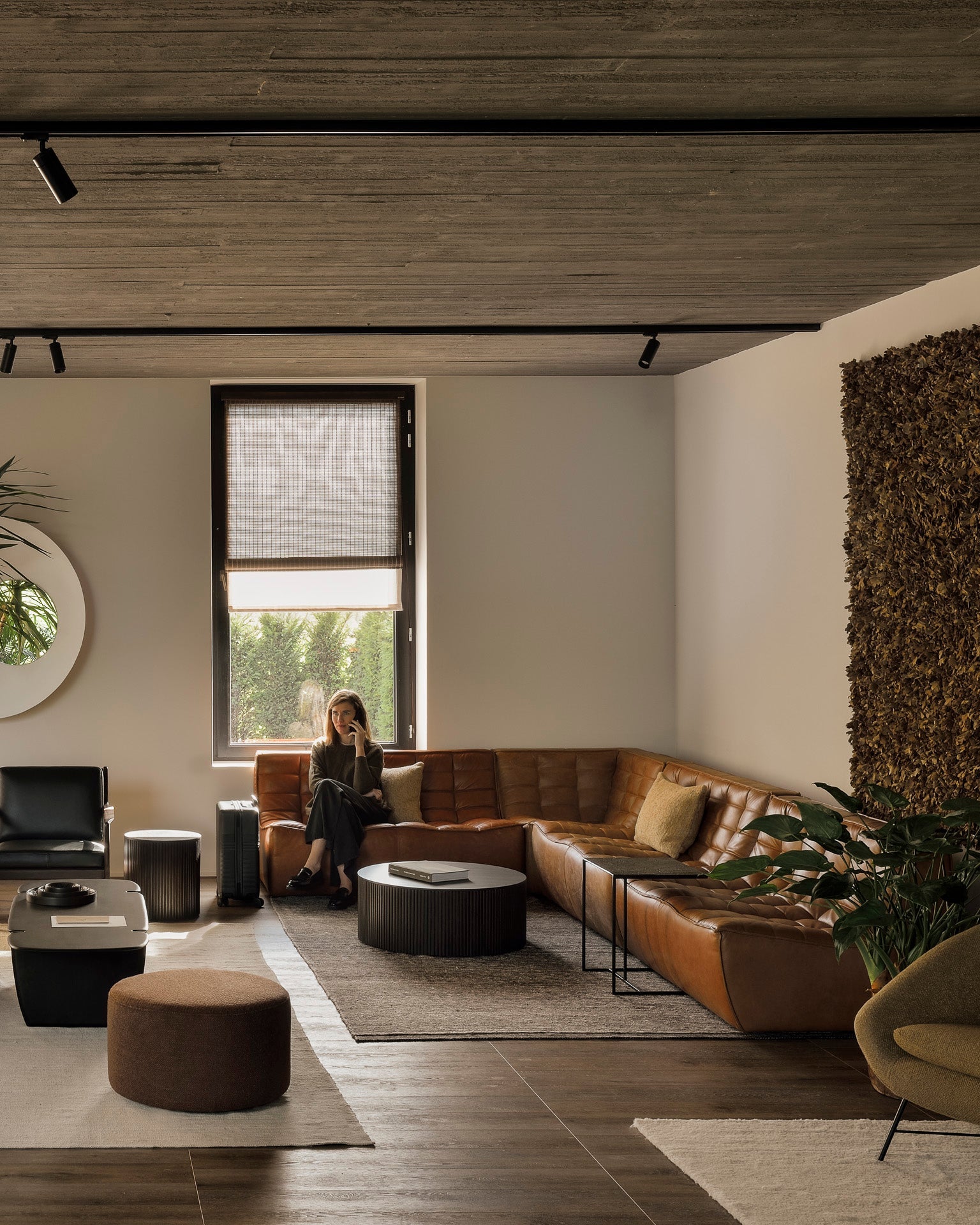 Roller Max coffee table - varnished mahogany - dark brown - round - removable cover White Cliff Studio COFFEE TABLE