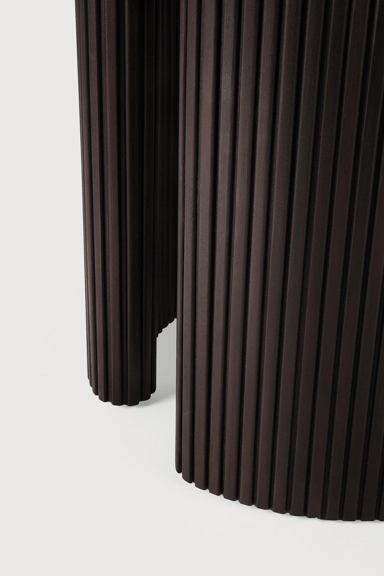 Roller Max dining table - varnished mahogany - dark brown - round White Cliff Studio Dining Table