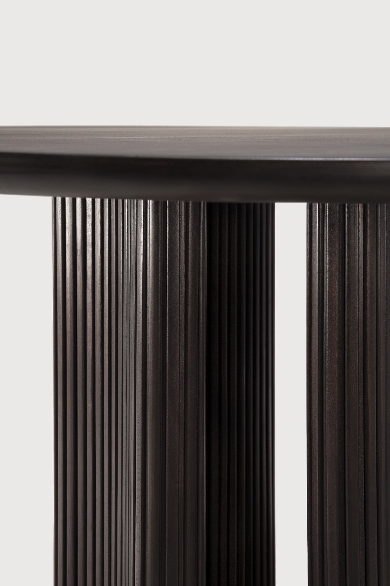 Roller Max dining table - varnished mahogany - dark brown - round White Cliff Studio Dining Table