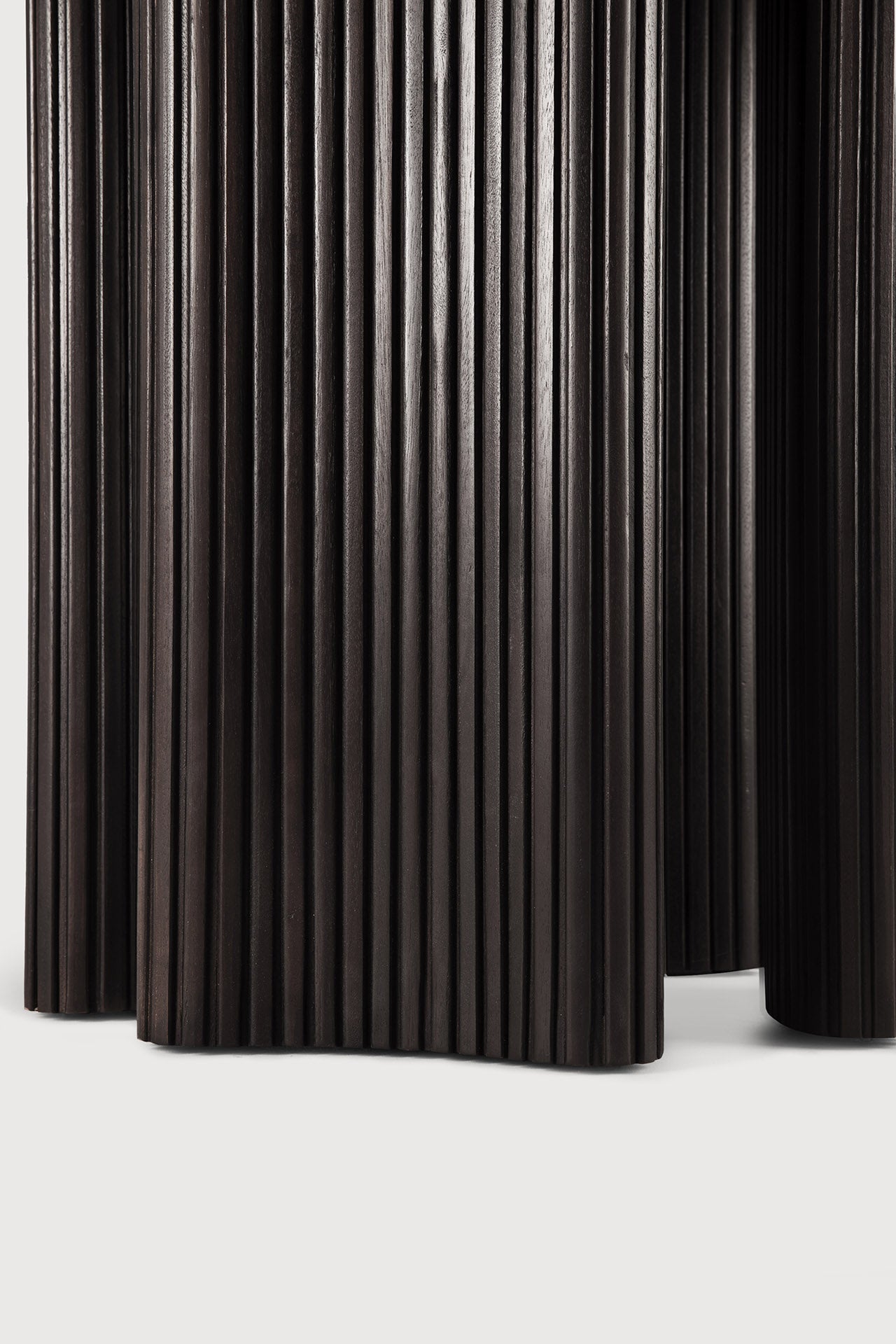 Roller Max dining table - varnished mahogany - dark brown - round White Cliff Studio Dining Table