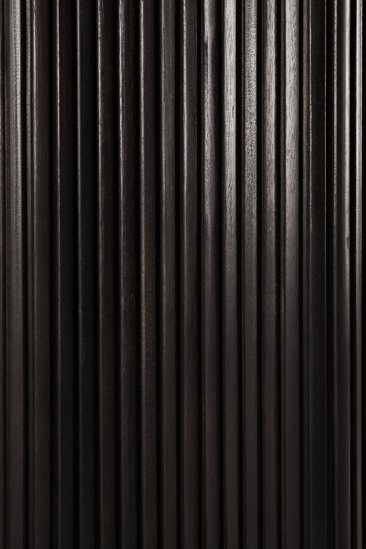 Roller Max dining table - varnished mahogany - dark brown - round White Cliff Studio Dining Table