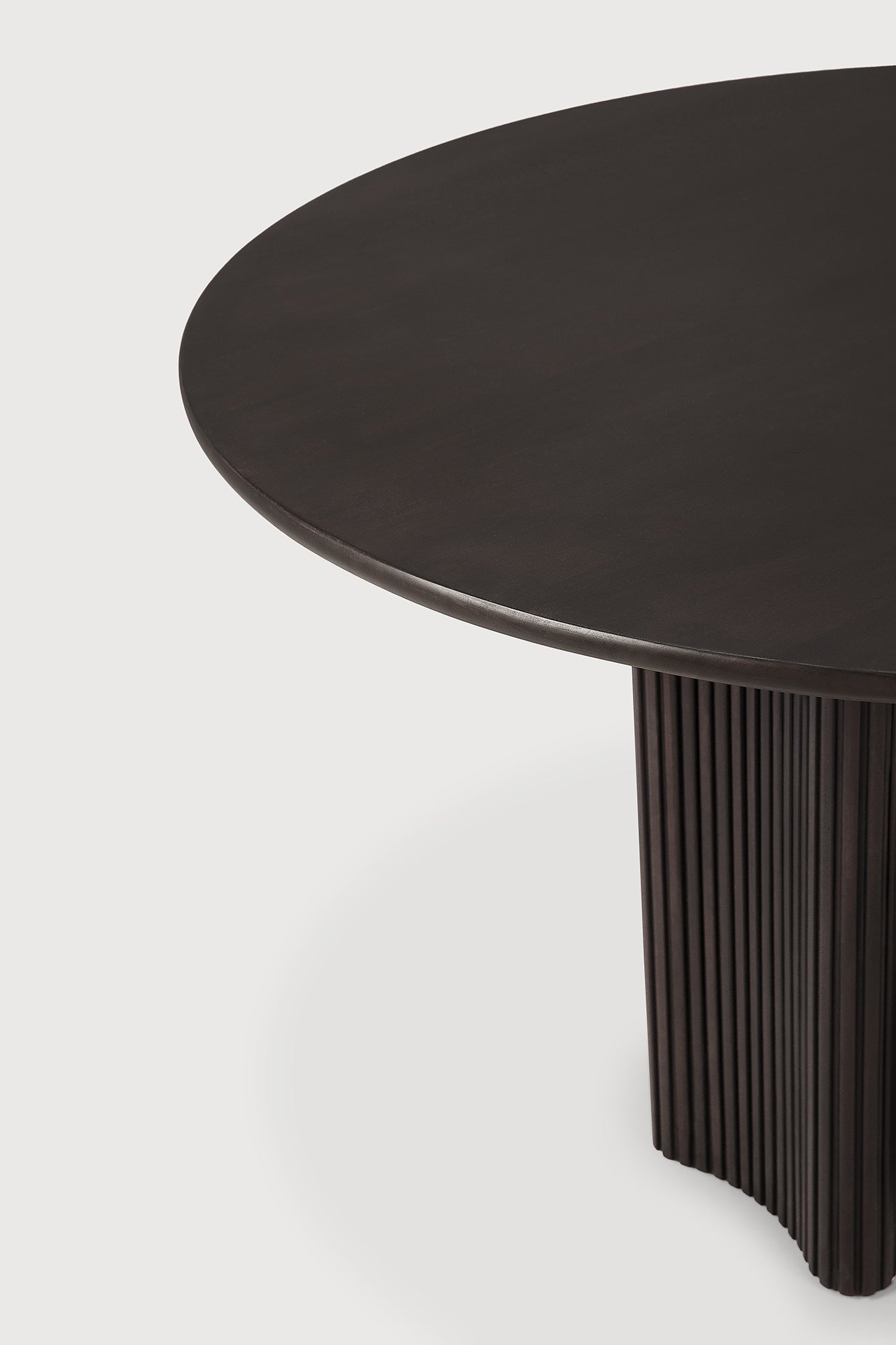 Roller Max dining table - varnished mahogany - dark brown - round White Cliff Studio Dining Table