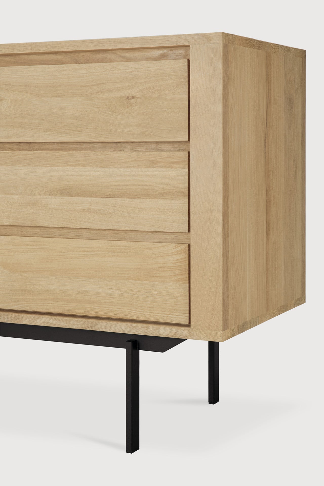 Shadow sideboard - oak - 3 doors - 3 drawers White Cliff Studio Sideboard