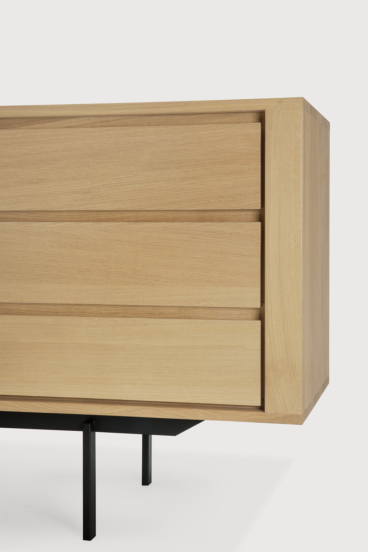 Shadow sideboard - oak - 3 doors - 3 drawers White Cliff Studio Sideboard