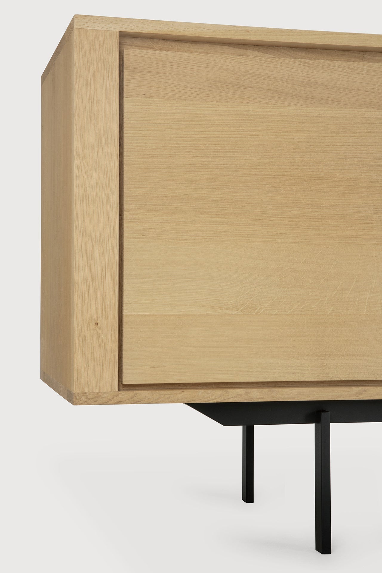 Shadow sideboard - oak - 3 doors - 3 drawers White Cliff Studio Sideboard