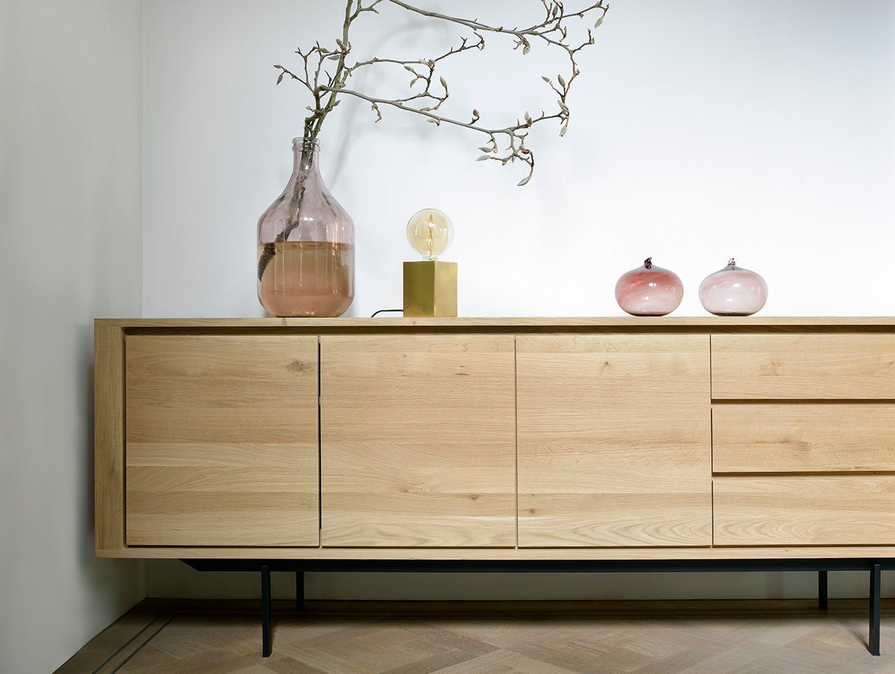 Shadow sideboard - oak - 3 doors - 3 drawers White Cliff Studio Sideboard