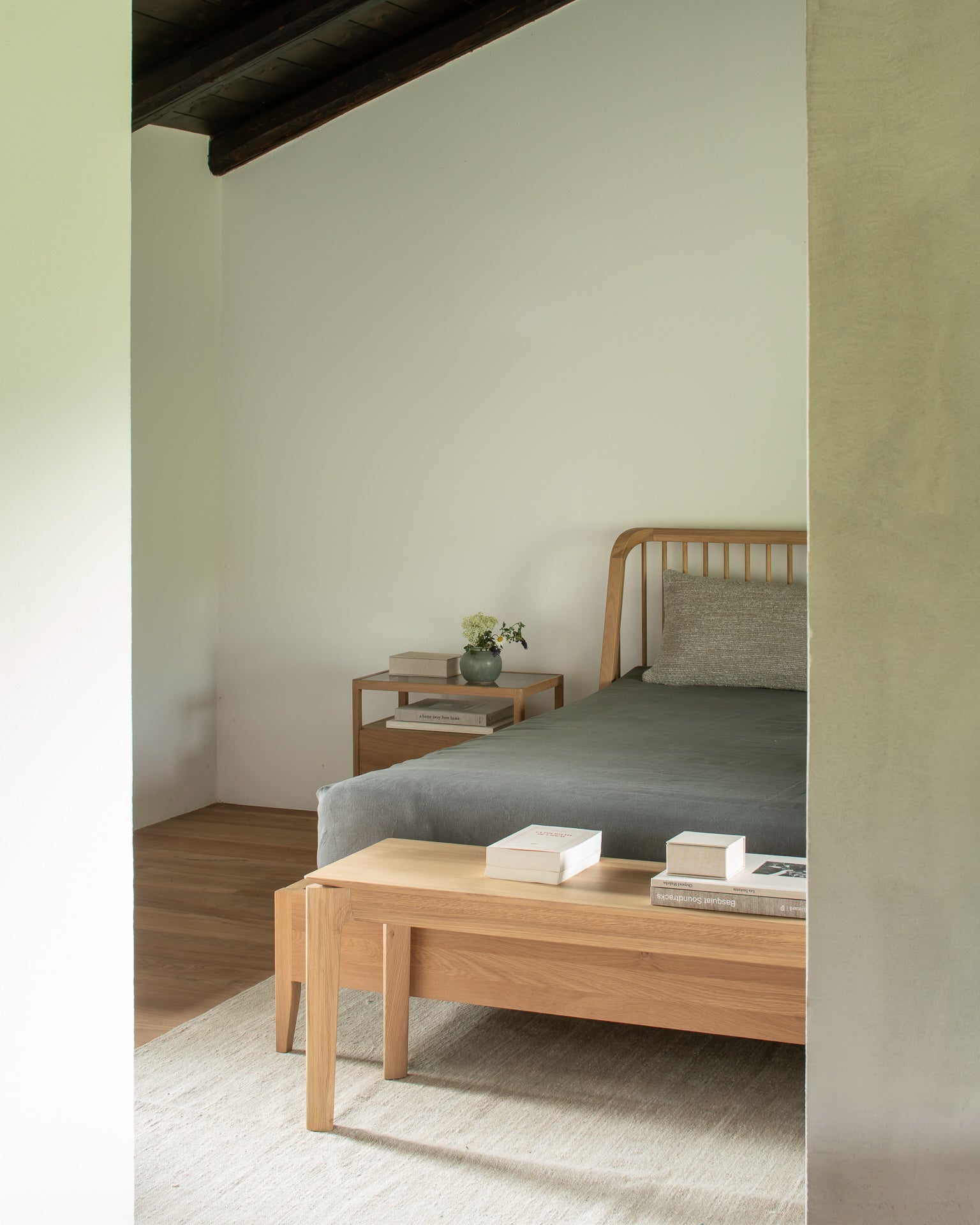 Spindle bed - oak - US King - with slats White Cliff Studio King Bed Frame