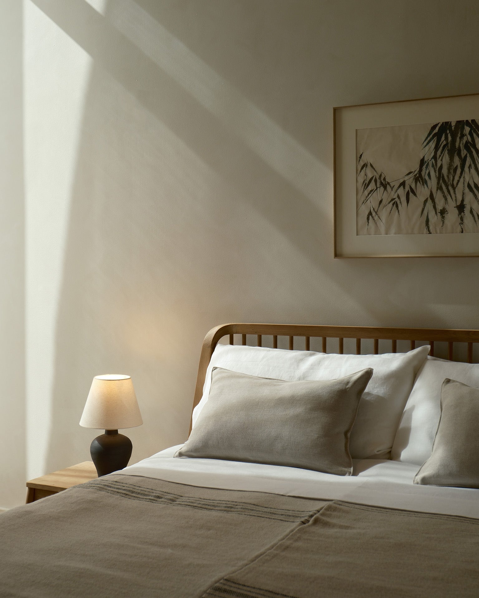 Spindle bed - oak - US Queen - with slats White Cliff Studio Queen Bed Frame