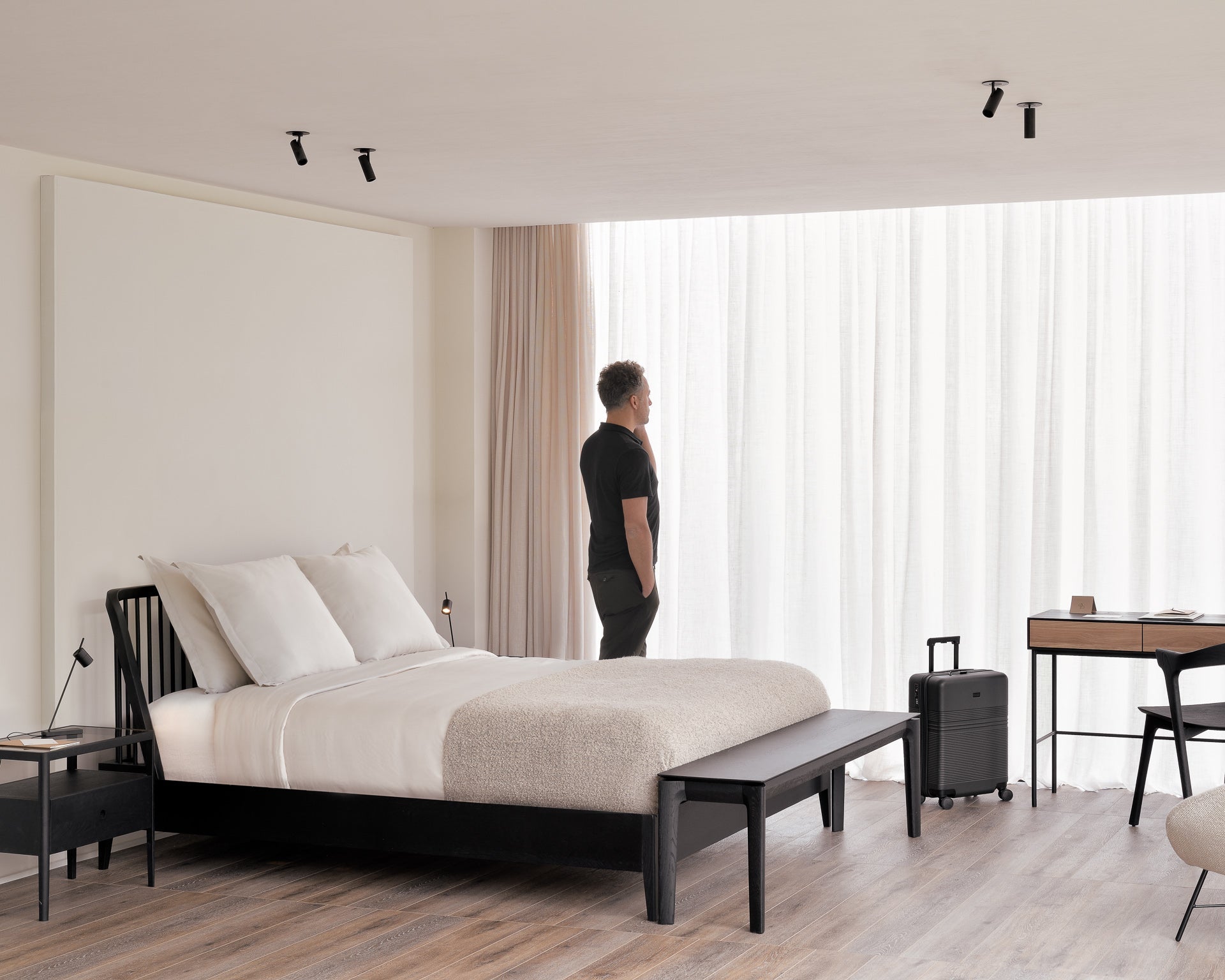 Spindle bedside table - varnished oak - black - 1 drawer White Cliff Studio Nightstand