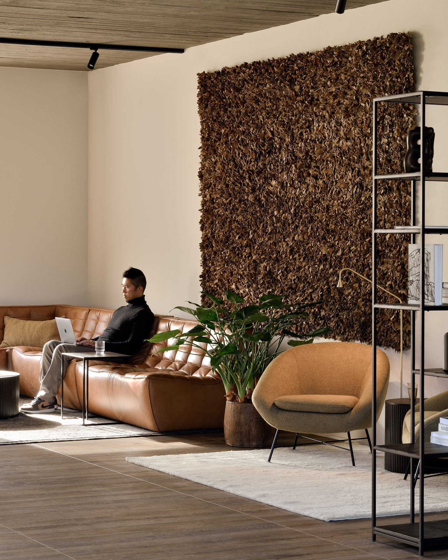 Studio rack - varnished teak - black White Cliff Studio Wall Shelf