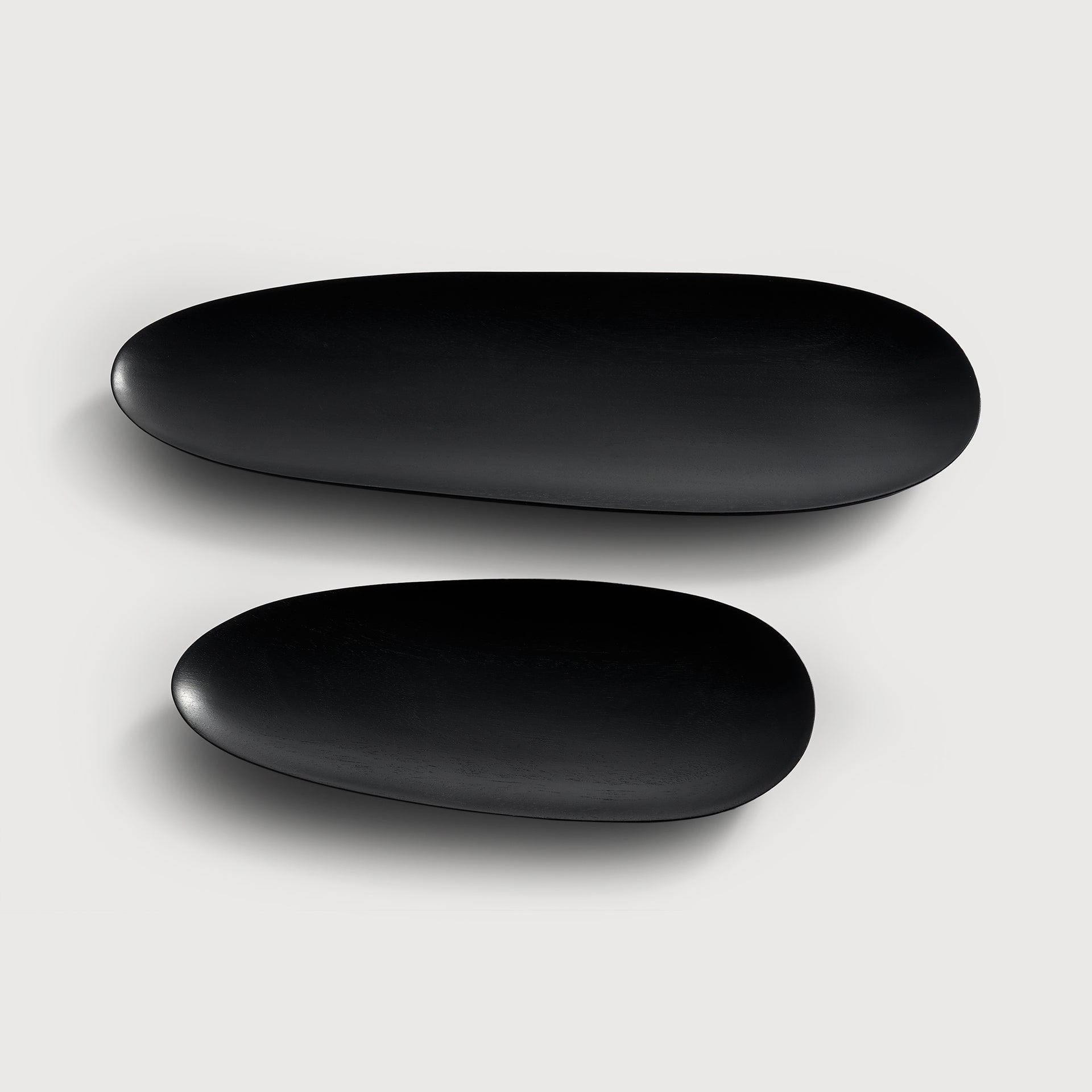 Thin Oval boards - varnished mahogany - black - set of 2 White Cliff Studio Trays
