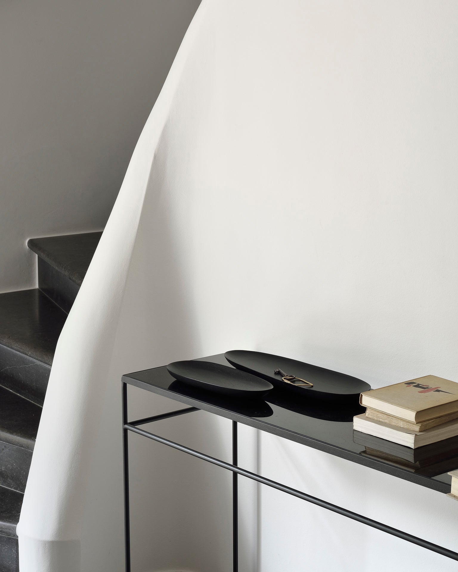 Thin Oval boards - varnished mahogany - black - set of 2 White Cliff Studio Trays