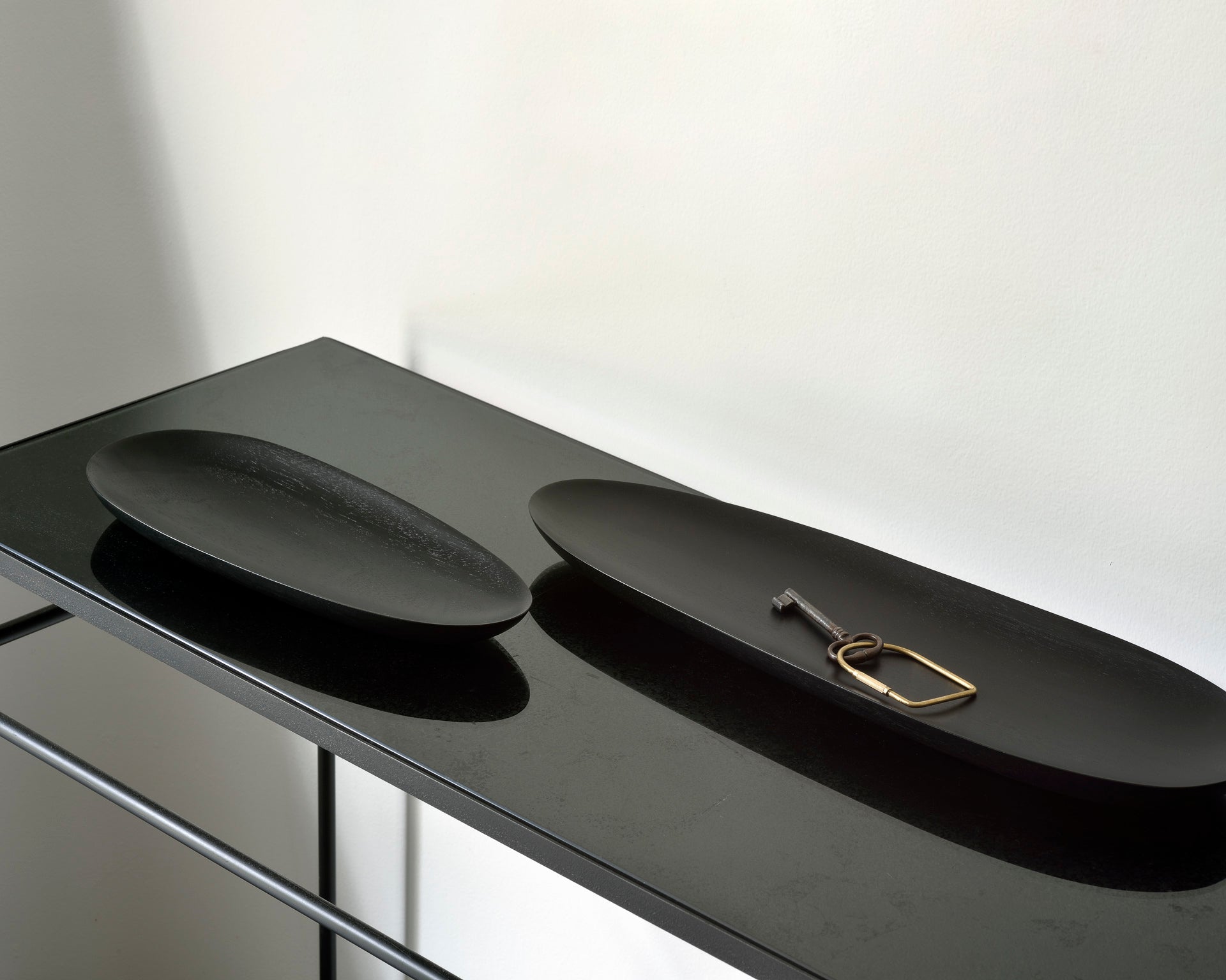 Thin Oval boards - varnished mahogany - black - set of 2 White Cliff Studio Trays