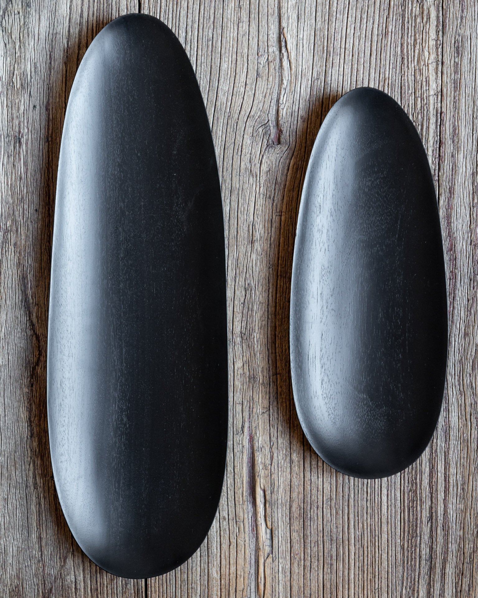 Thin Oval boards - varnished mahogany - black - set of 2 White Cliff Studio Trays