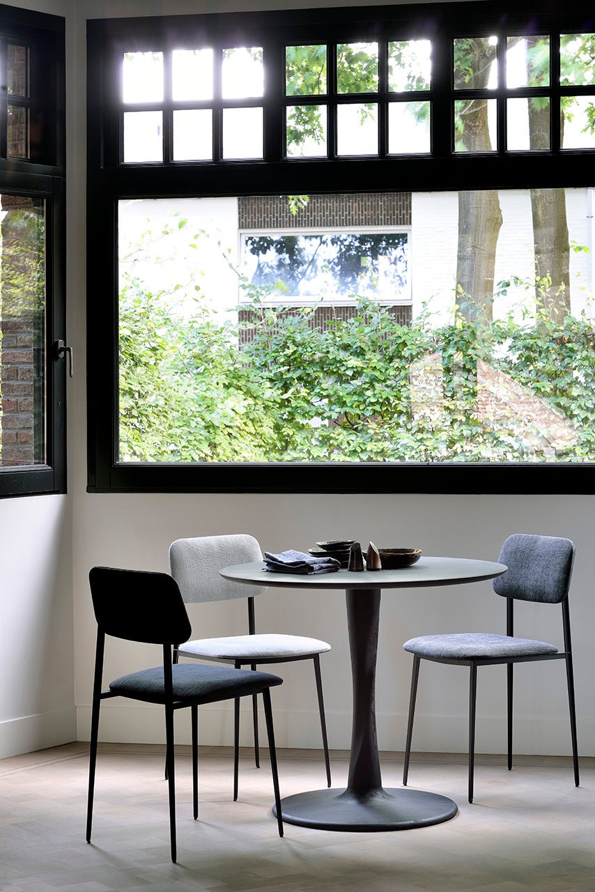 Torsion dining table - varnished oak - black - round White Cliff Studio Dining Table