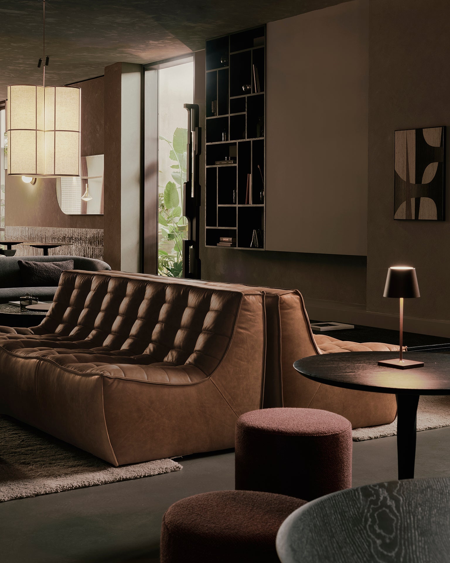 Torsion dining table - varnished oak - black - round White Cliff Studio Dining Table