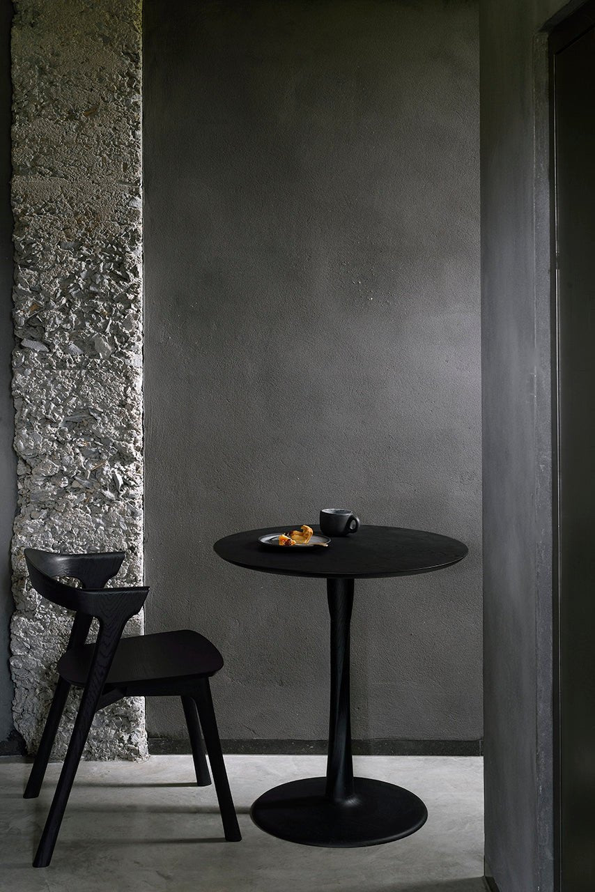 Torsion dining table - varnished oak - black - round White Cliff Studio Dining Table