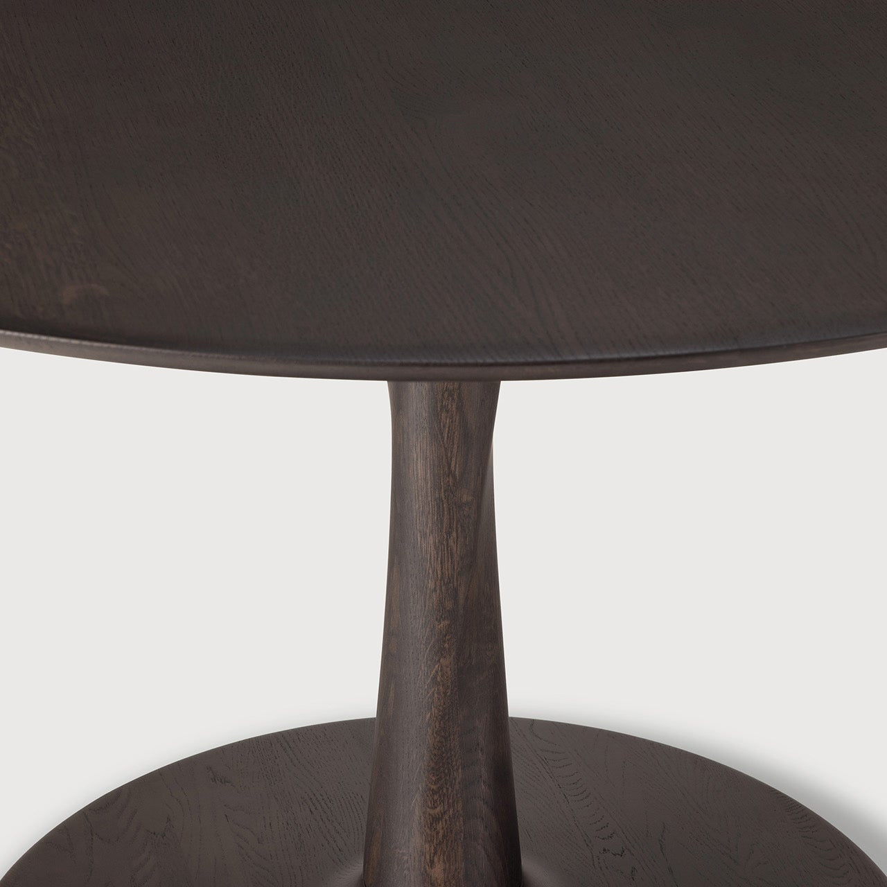 Torsion dining table - varnished oak - brown - round White Cliff Studio Dining Table