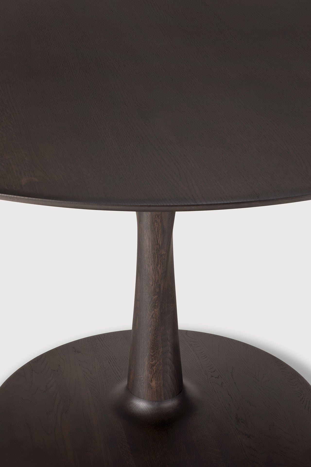Torsion dining table - varnished oak - brown - round White Cliff Studio Dining Table