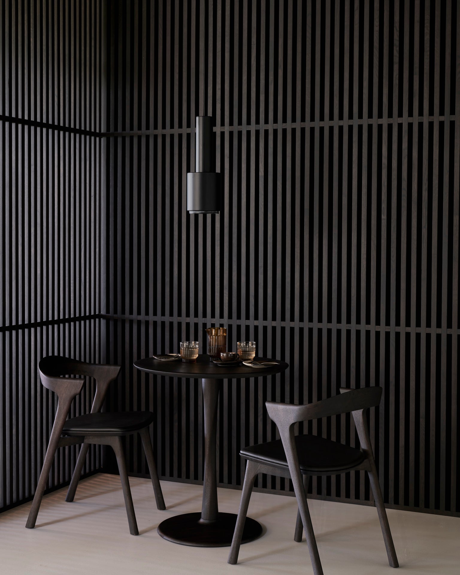 Torsion dining table - varnished oak - brown - round White Cliff Studio Dining Table