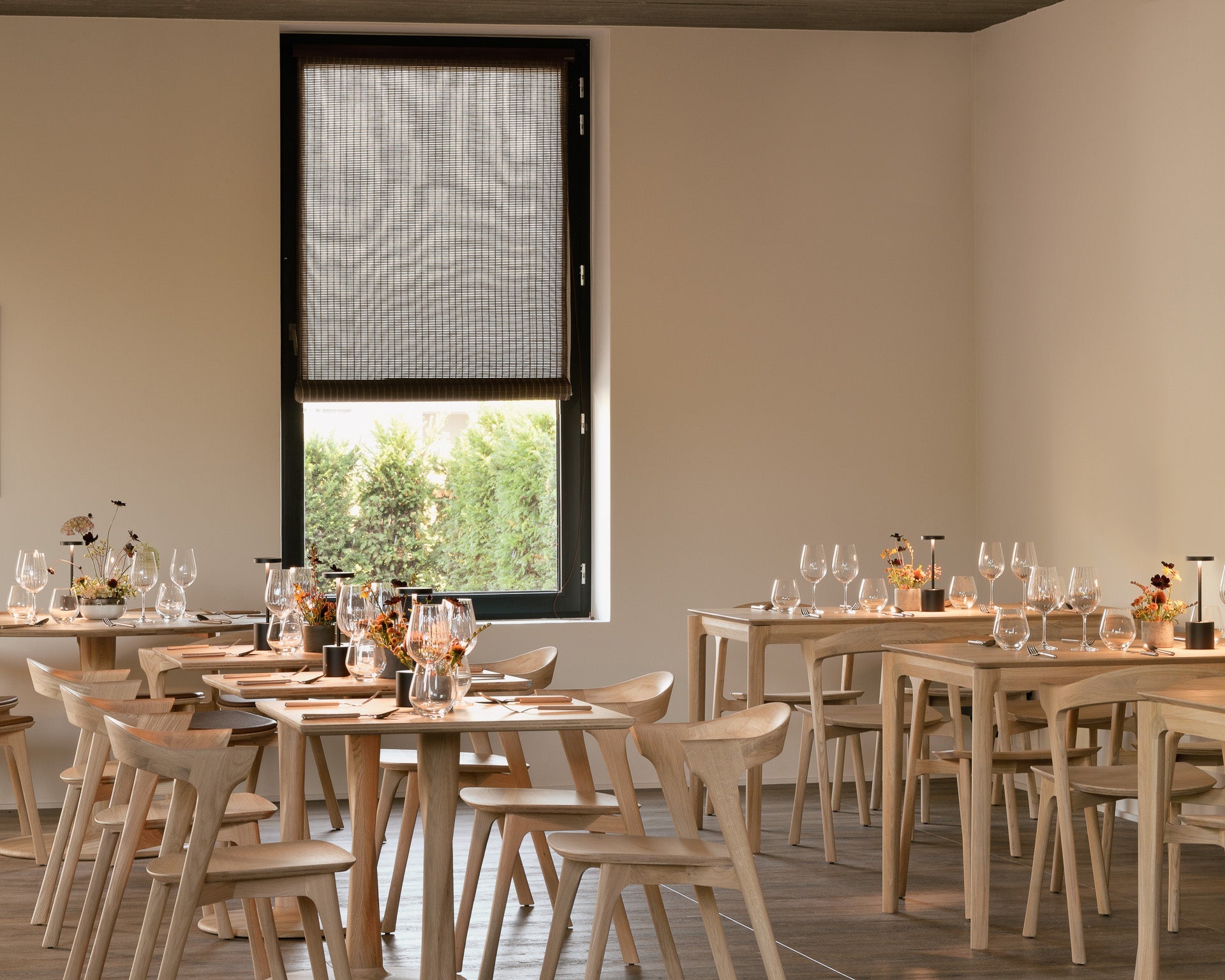 Torsion dining table - varnished oak - round White Cliff Studio Dining Table
