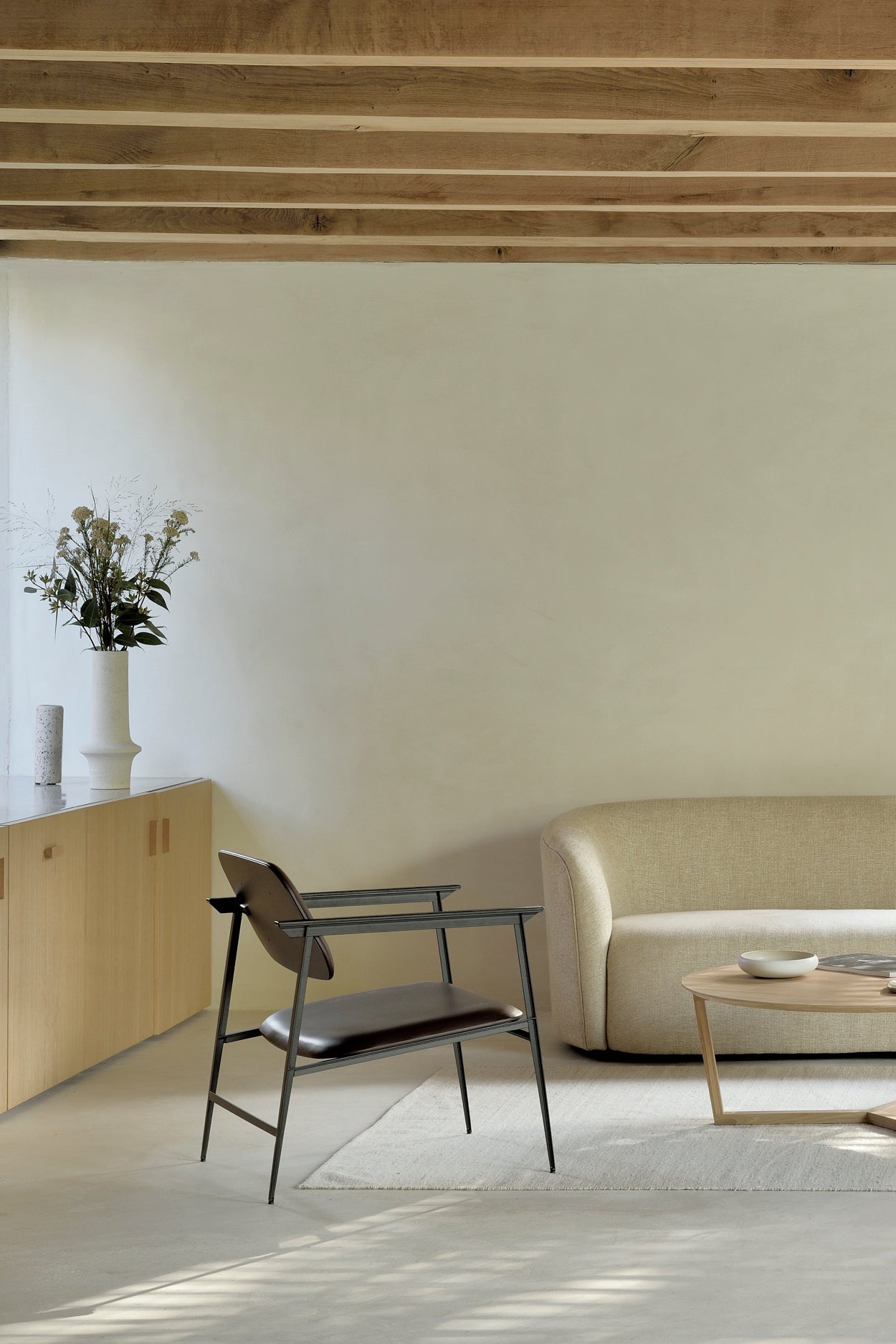 Tripod coffee table - varnished oak - round White Cliff Studio COFFEE TABLE