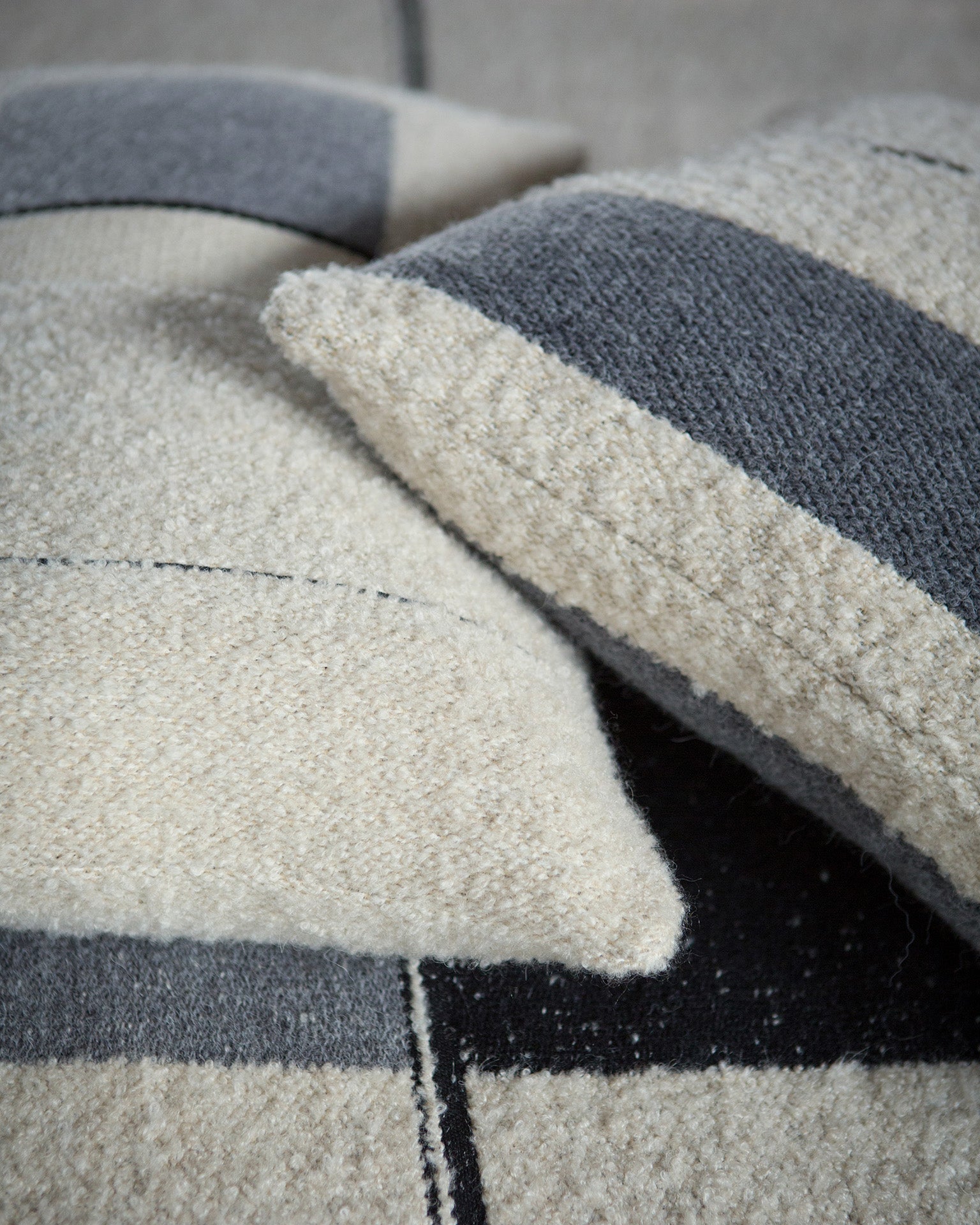 Urban throw White Cliff Studio Throw Blanket