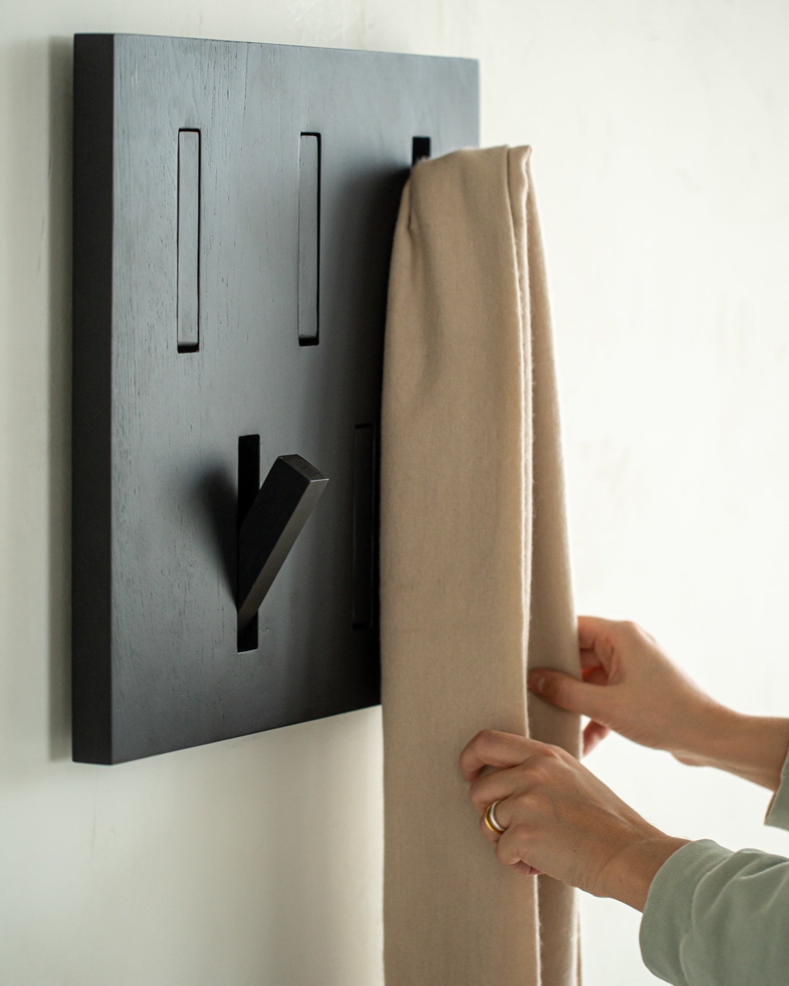 Utilitile wall hanger - varnished oak - black - 5 hangers White Cliff Studio Coat Hooks
