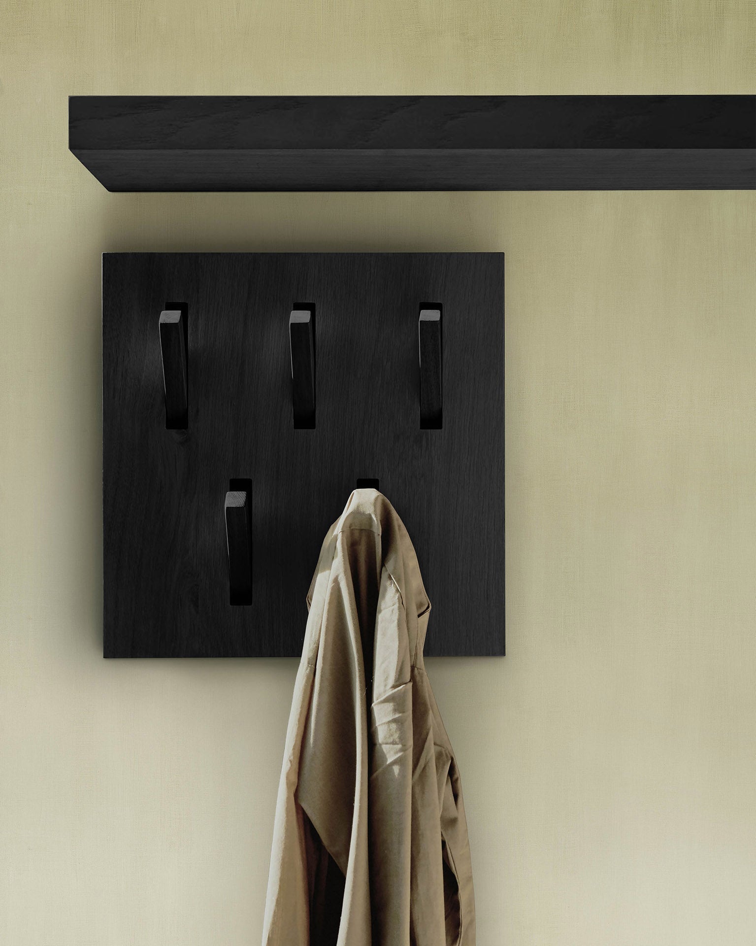 Utilitile wall hanger - varnished oak - black - 5 hangers White Cliff Studio Coat Hooks