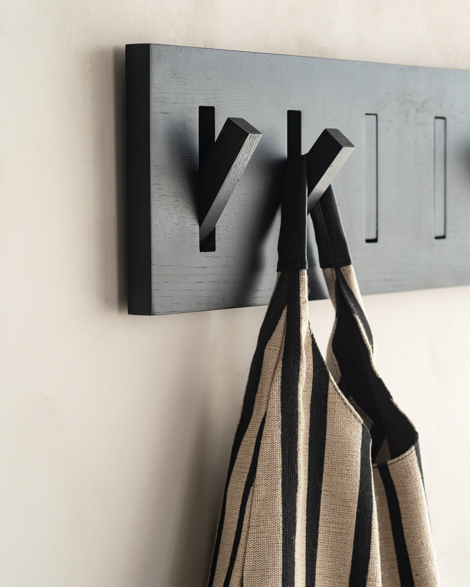 Utilitile wall hanger - varnished oak - black - 6 hangers White Cliff Studio Coat Hooks