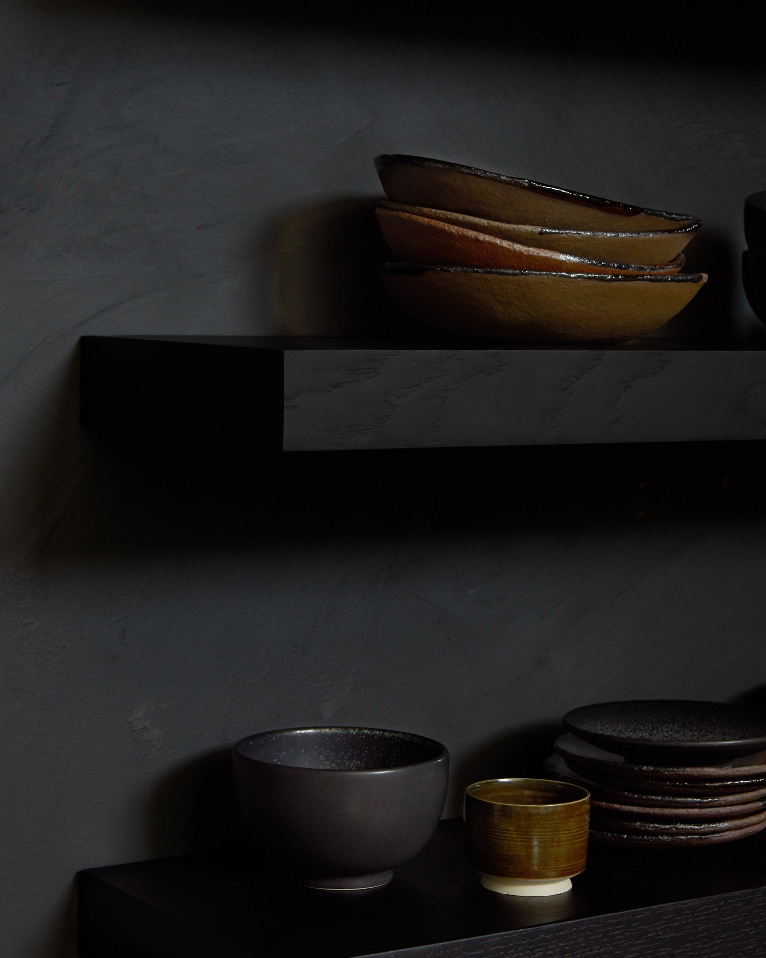 Wall shelf - varnished oak - black White Cliff Studio Wall Shelf