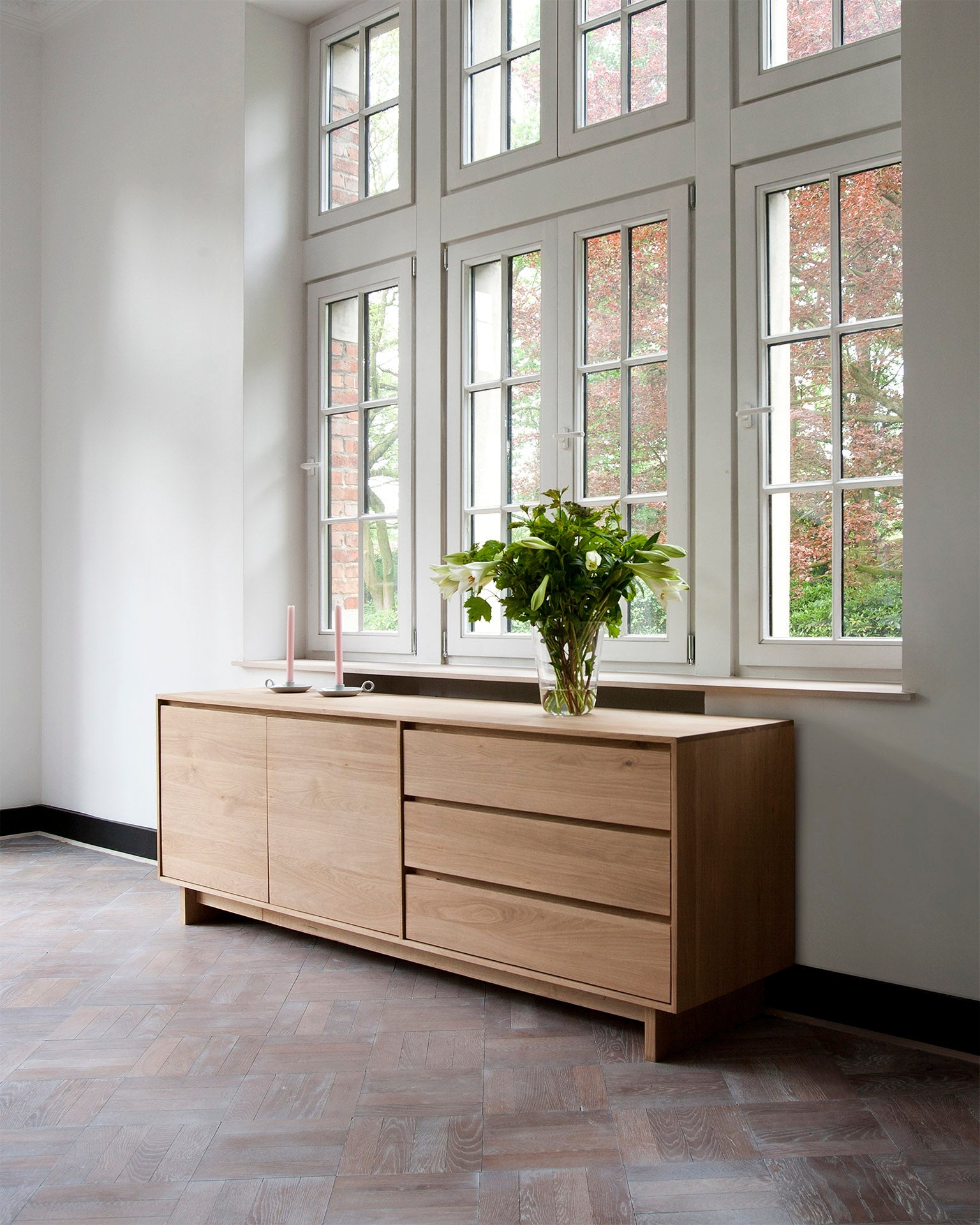 Wave sideboard - oak - 2 doors - 3 drawers White Cliff Studio Sideboard
